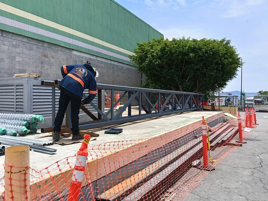 Cómo se iza y monta una estructura de acero (HSS/PTR) con grúa articulada: caso en Izúcar de Matamoros
