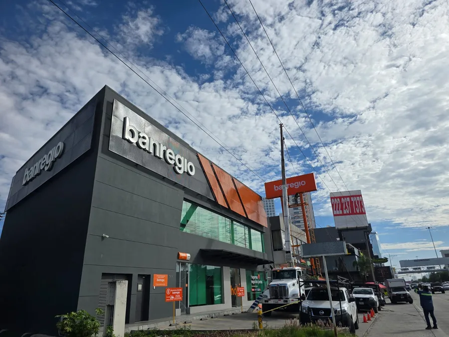 Elevación de personal para mantenimiento de espectaculares en Blvd. Atlixcáyotl